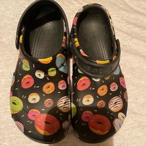 Unisex size 6 crocs.